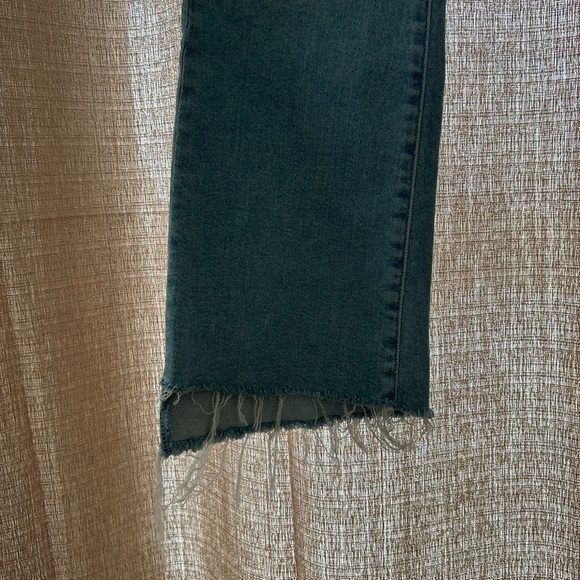 Mother The Insider Crop Step Fray in Fresh Catch Size 28- High Rise
Bootcut - Picture 9 of 16